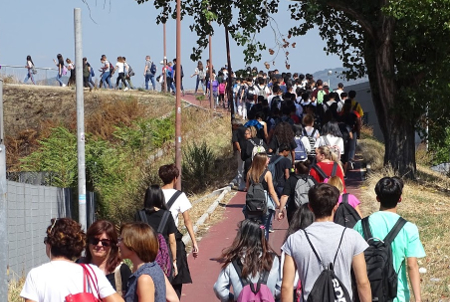 Ragazzi a piedi in uscita da scuola 