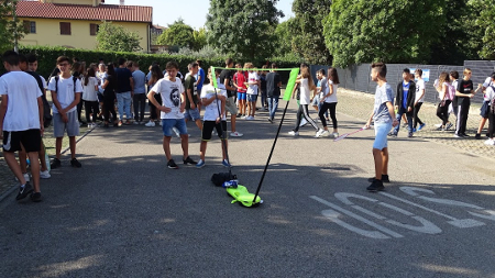 Ragazzi che giocano a badminton per strada