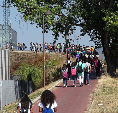 Ragazzi che vanno a scuola a piedi